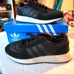 Like NEW Addidas